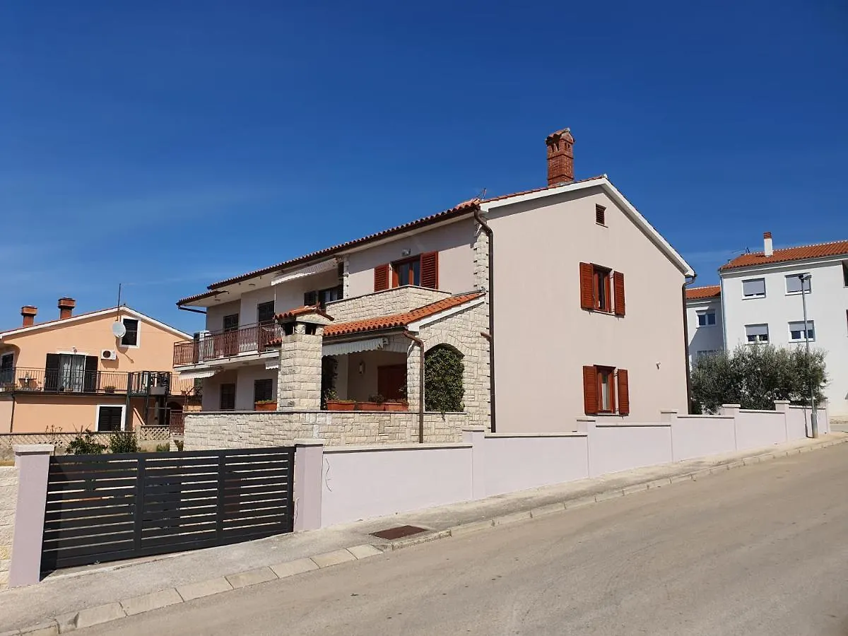 Apartments Luciana & Helena Πούλα
