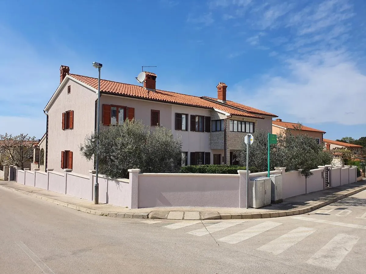Apartments Luciana & Helena Πούλα