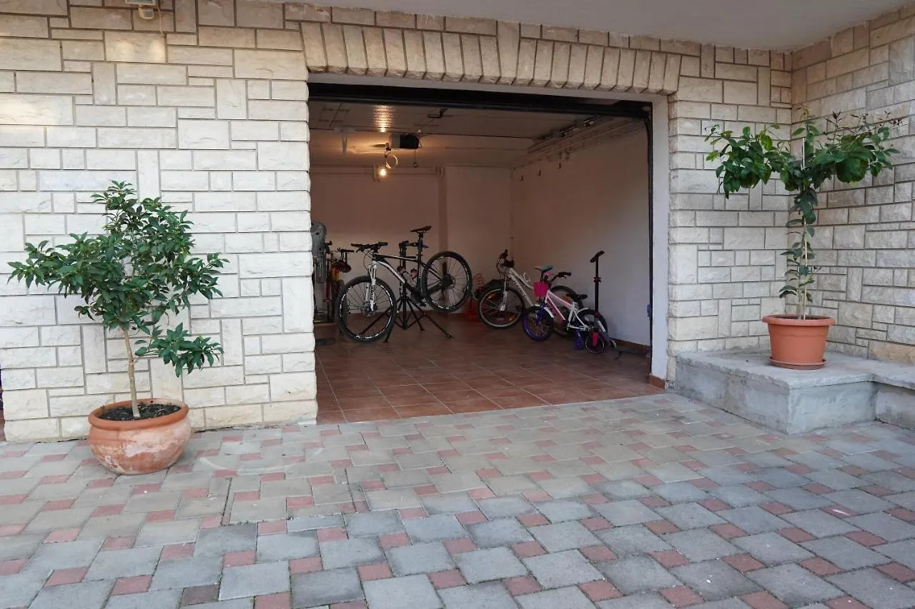 Apartments Luciana & Helena Πούλα