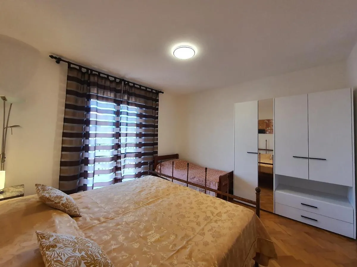 Apartments Luciana & Helena Πούλα